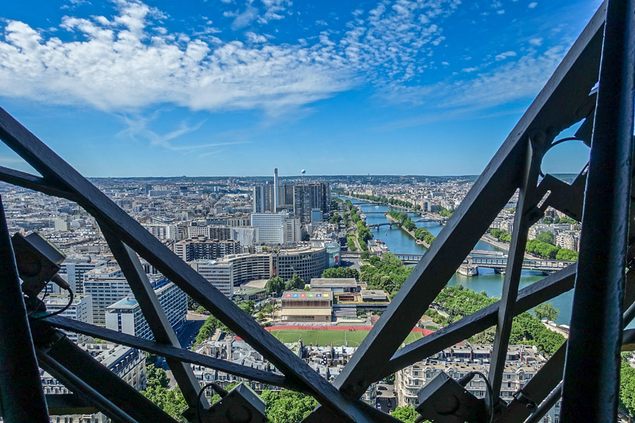 Uitzicht vanaf de trap waarmee je de Eiffeltoren beklimt! 