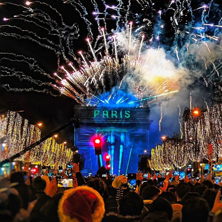 Oud en nieuw in Parijs 20232024 Vuurwerk Arc de Triomphe